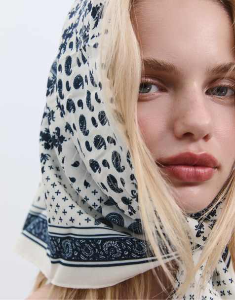 Stradivarius Printed scarf in ecru - view 1
