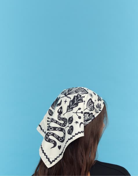 Stradivarius Printed scarf in ecru - view 1