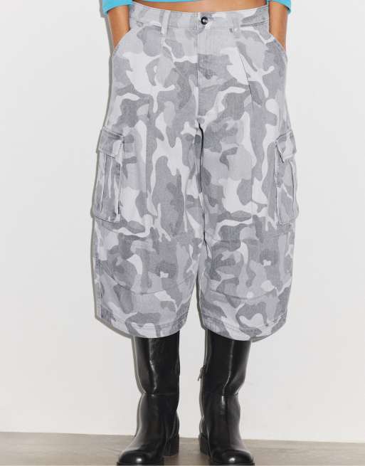 Stradivarius Printed twill bermuda shorts in grey, 2 of 7