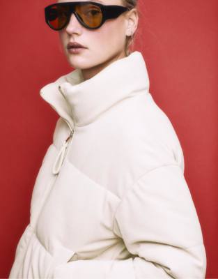 Stradivarius - Pufferjacke aus Cord in Vanillebeige-Weiß