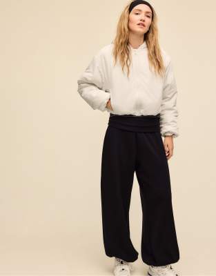 Stradivarius - Pufferjacke in Ecru mit Puffärmeln-Weiß