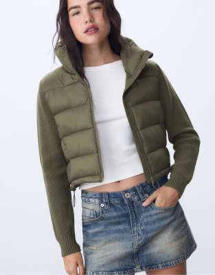 Stradivarius - Pufferjacke in Khaki mit Grobstrick-Ärmeln-Grün