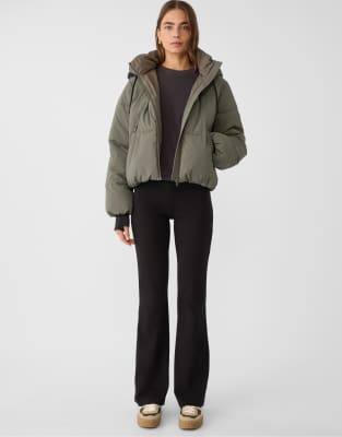 Stradivarius - Pufferjacke in Khaki mit Kapuze-Grün