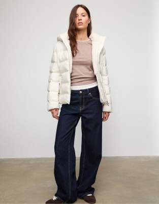 Stradivarius - Pufferjacke in Vanillegelb mit Kapuze und Gürtel-Weiß