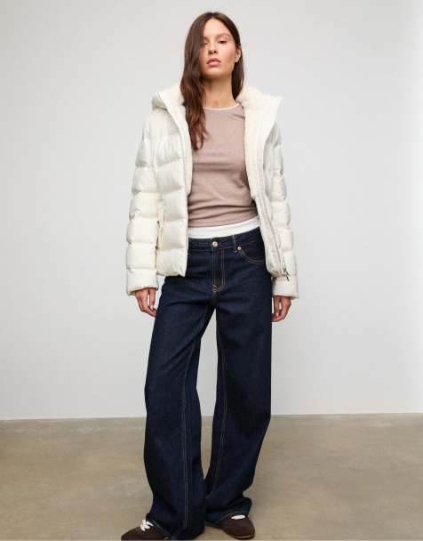 Stradivarius – Pufferjacke in Vanillegelb mit Kapuze und Gürtel - view 1