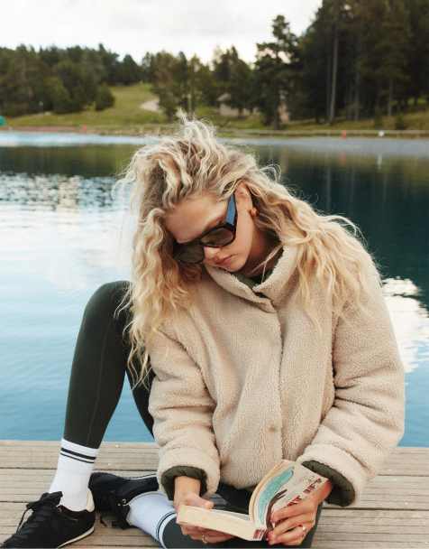 Stradivarius – Pufferjacke zum Wenden in Grün mit Futter aus Lammfellimitat - view 1