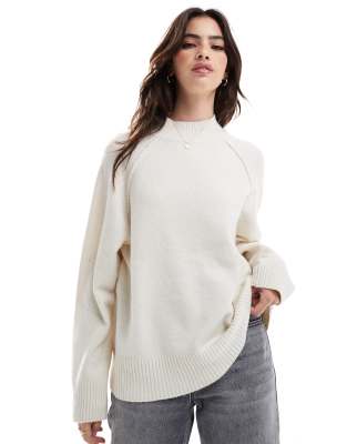 Stradivarius - Pullover in Ecru mit Ziernaht und halbhohem Ausschnitt-Neutral