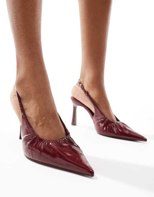 Stradivarius – Pumps in Burgunderrot mit Fersenriemen ASOS