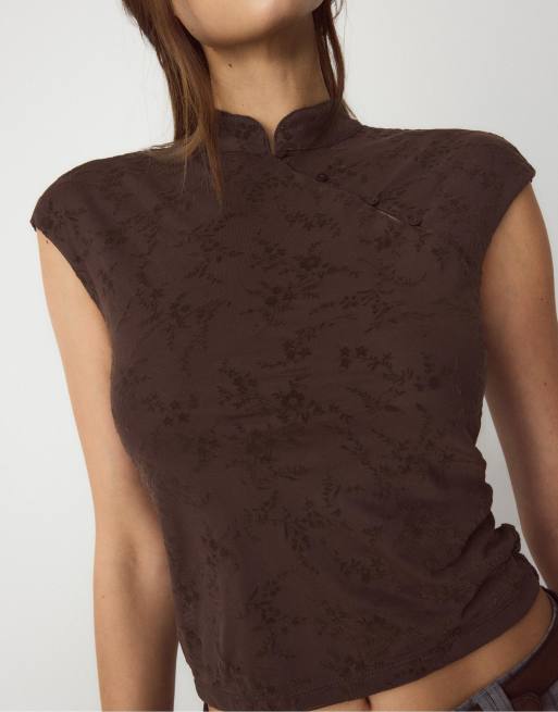 Stradivarius - Qipao geïnspireerd T-shirt met mandarijnkraag in bruin, 4 van 4
