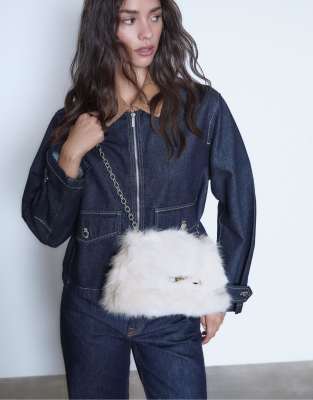 Stradivarius - Rechteckige Mini-Umhängetasche aus Kunstpelz in Ecru-Weiß