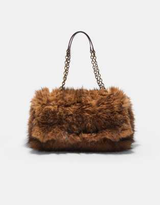 Stradivarius - Rechteckige Umhängetasche aus Kunstpelz in Braun-Brown