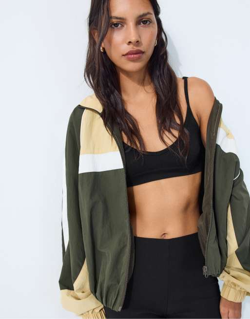 Stradivarius Regular-fit colourblock windbreaker in khaki, 2 of 7