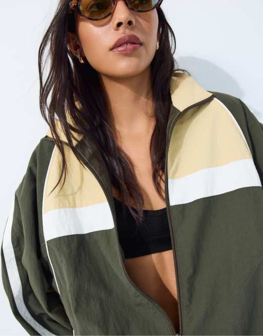 Stradivarius Regular-fit colourblock windbreaker in khaki, 4 of 7