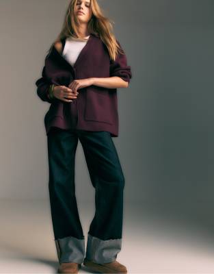 Stradivarius - Regular-Fit-Strickjacke in Aubergine mit Knopfleiste-Lila