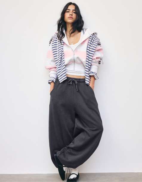 Stradivarius Regular Sweatshirt mit Print in Pastellrosa - view 1