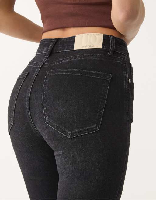 Stradivarius regular waist skinny jeans in dark black, 2 of 3
