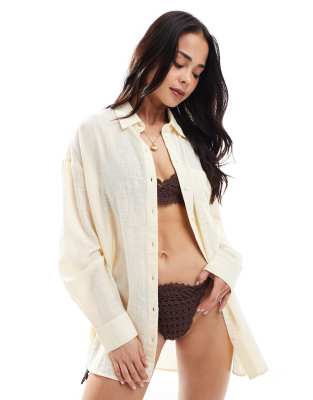 Stradivarius - Relaxed-Fit-Hemdbluse in Buttermilchgelb mit Knitterstruktur