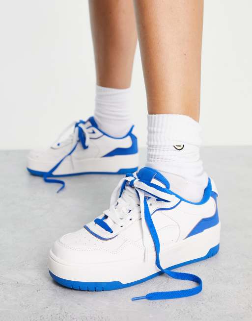 Stradivarius – Retro-Sneaker in Blau und Weiß