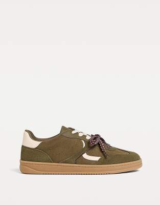 Stradivarius - Retro-Sneaker in Grün mit Gummisohle in Kamelbeige