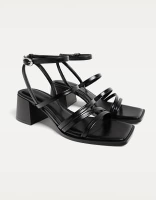 Stradivarius - Riemchen-Sandaletten in Schwarz mit Blockabsatz