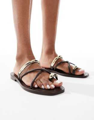 Stradivarius - Riemchensandalen in Braun mit goldfarbenem Detail