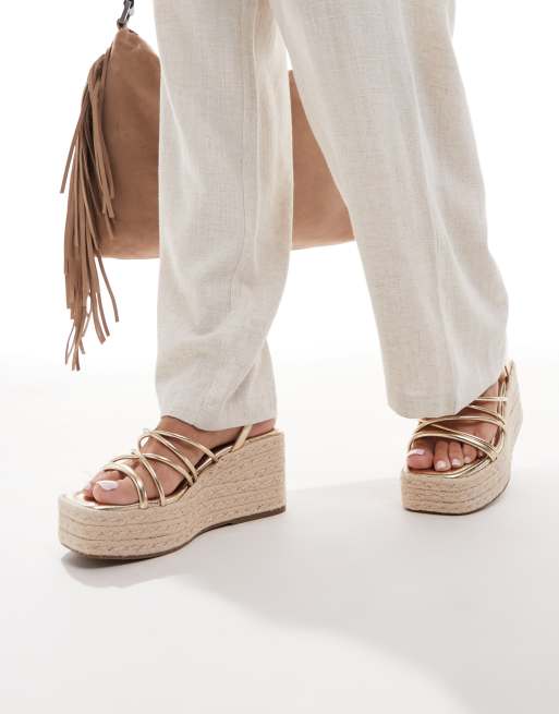 Stradivarius – Riemchensandalen in Gold mit Keilabsatz