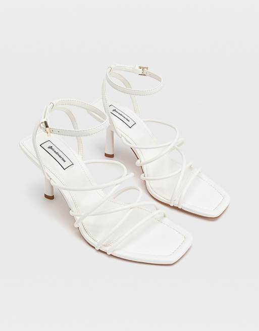 Stradivarius – Riemchensandalen in Weiß mit eckiger Zehenpartie und Absatz