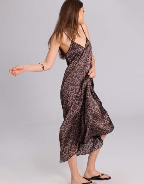 Stradivarius - Robe longue et fluide en satin - Beige moyen - view 1