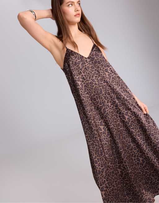 Stradivarius - Robe longue et fluide en satin - Beige moyen, 2 de 4