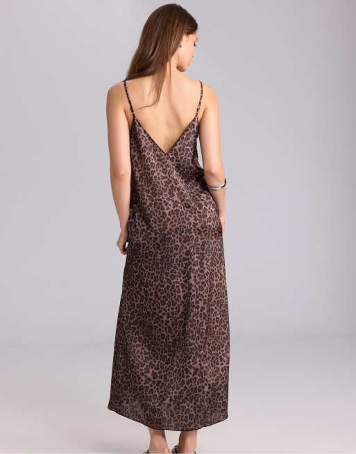 Stradivarius - Robe longue et fluide en satin - Beige moyen, 3 de 4