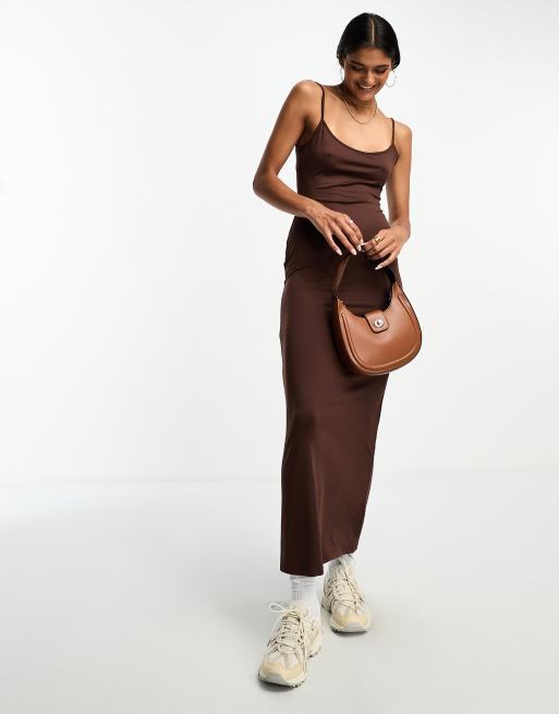 Stradivarius Robe longue pres du corps a bretelles Chocolat amer