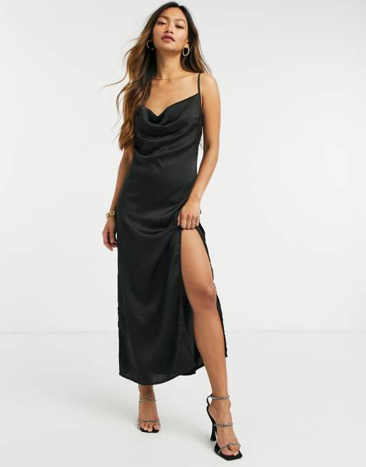 Stradivarius Robe mi longue avec fente en satin Noir Stradivarius Robe mi longue avec fente en satin Noir