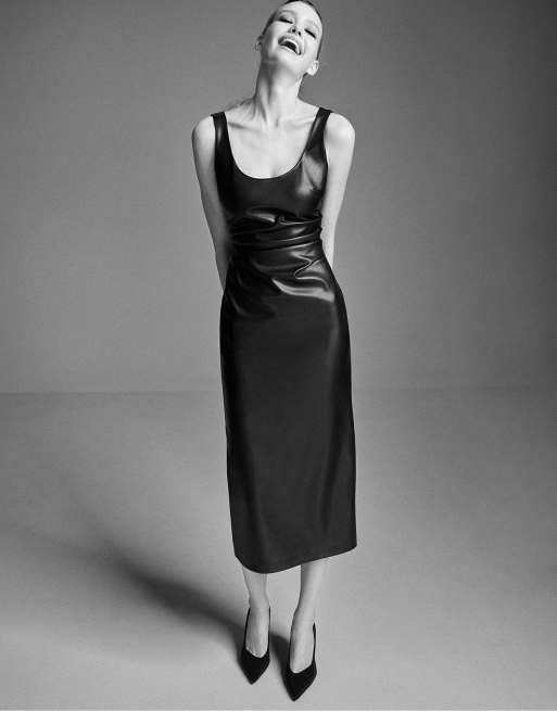 Stradivarius robe midi effet cuir noire, 2 de 7