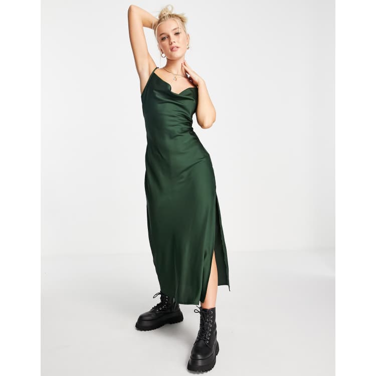 Stradivarius Robe nuisette mi longue en satin Kaki ASOS