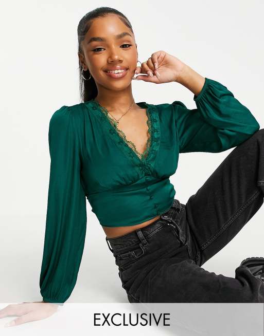 Stradivarius – Romantische Satinbluse in Dunkelgrün mit Knopfdetail