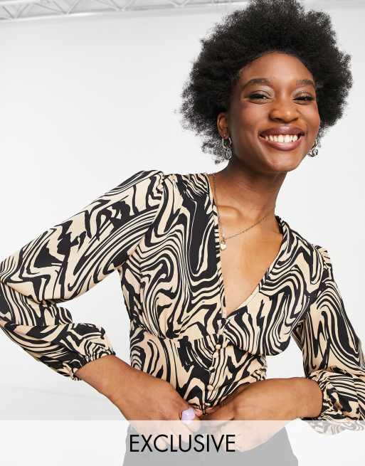 Stradivarius - Romantisk bluse med knapper og bølgeprint i satin