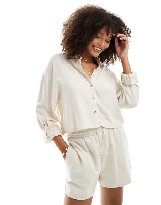 Stradivarius – Rustic – Kurze Hemdbluse in Natur 
