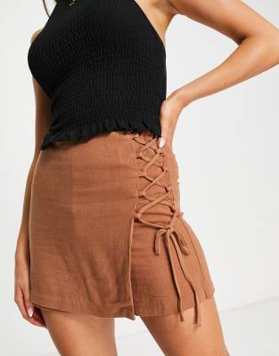 Stradivarius - Rustieke skort met veters in chocoladebruin