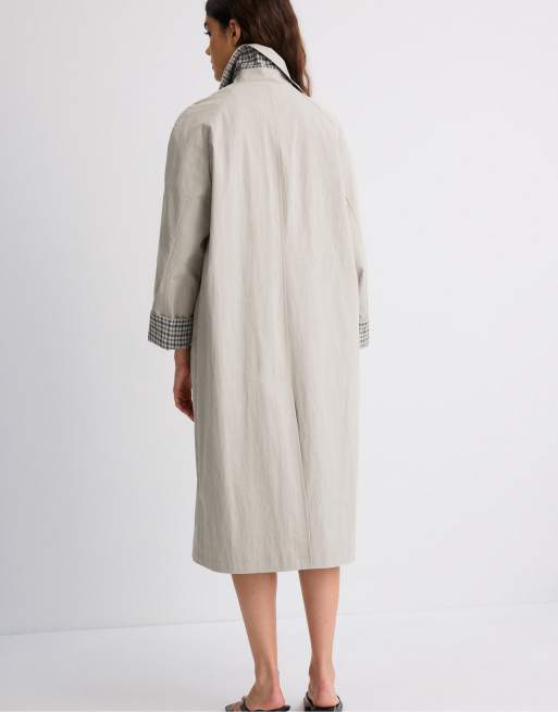 Stradivarius rutigfodrad lång trenchcoat i beige, 3 av 7