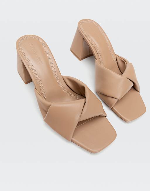 Stradivarius - Sabot con fascette incrociate color cammello a pianta larga 