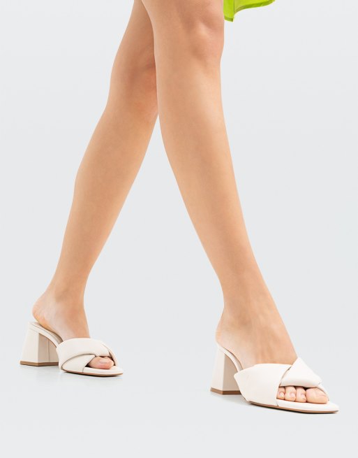 Stradivarius - Sabot con fascette incrociate color crema