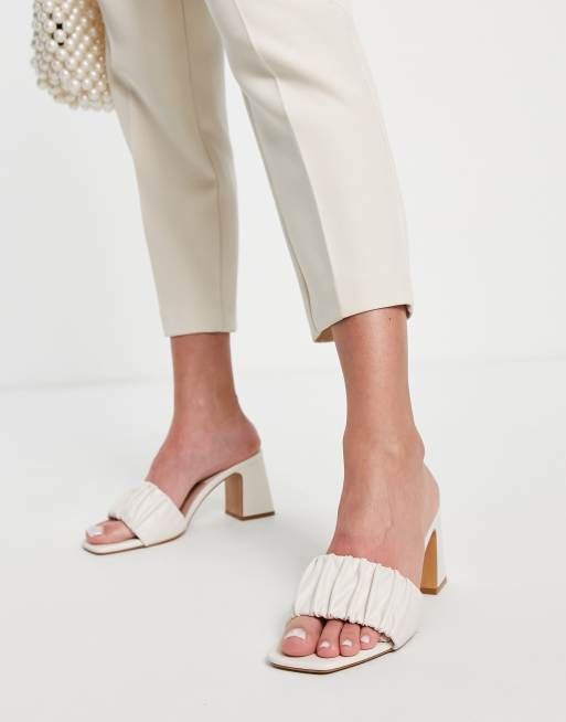 Stradivarius - Sabot con tacco e fascetta arricciata color latticello