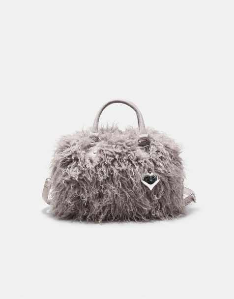 Stradivarius - Sac bowling en fausse fourrure avec pendentif cœur - Gris - view 1