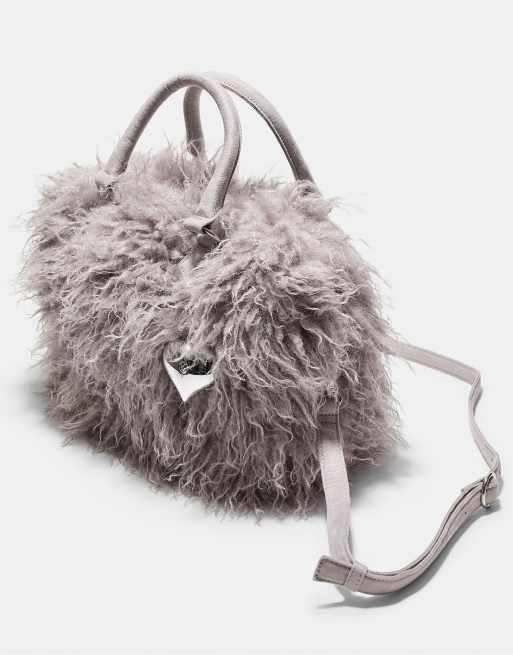 Stradivarius - Sac bowling en fausse fourrure avec pendentif cœur - Gris, 4 de 4