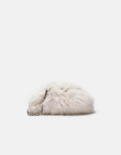 Stradivarius - Sac seau en fausse fourrure avec chaîne - Écru - view 1