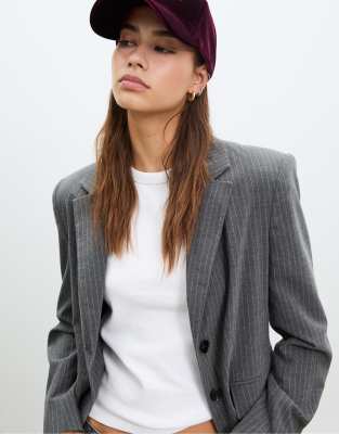 Stradivarius - Samtkappe in Burgunderrot mit Slogan