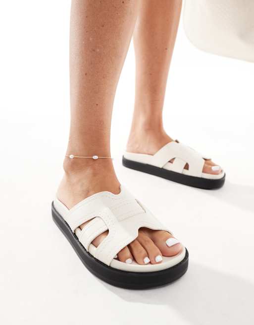 Stradivarius – Sandalen aus Kunstleder in Weiß