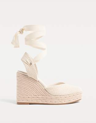 Stradivarius - Sandalen aus strukturierter Jute in Weiß mit Keilabsatz