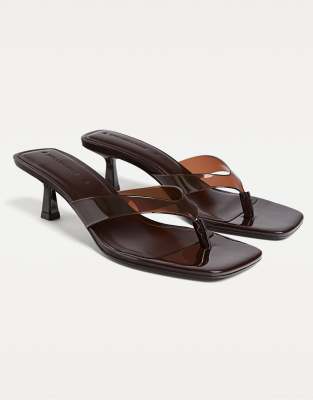 Stradivarius - Sandalen aus Vinyl in Braun