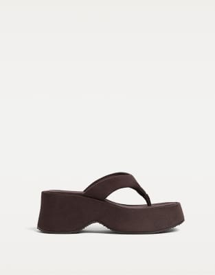 Stradivarius - Sandalen in Braun mit Plateausohle und Keilabsatz